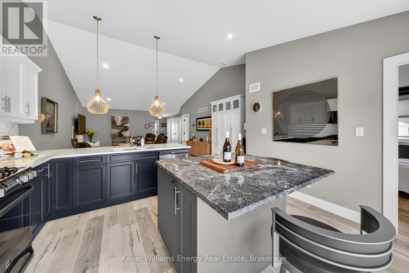 7 FARRINGTON CRESCENT - 17