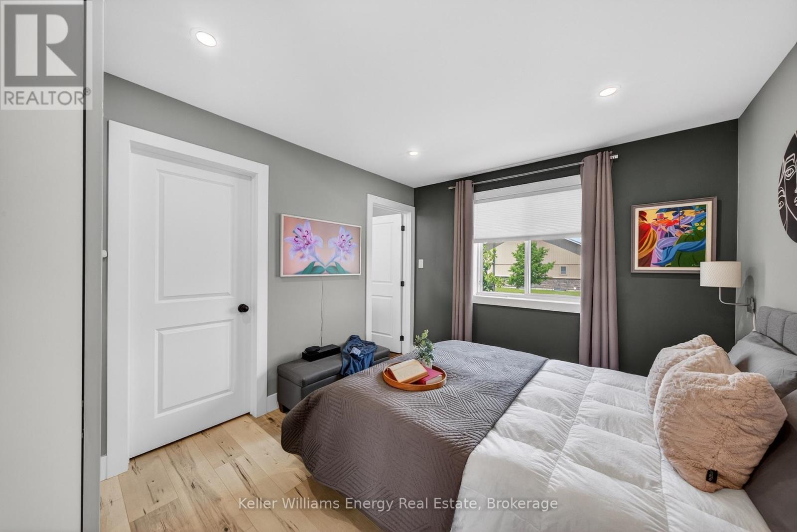 7 FARRINGTON CRESCENT - 19