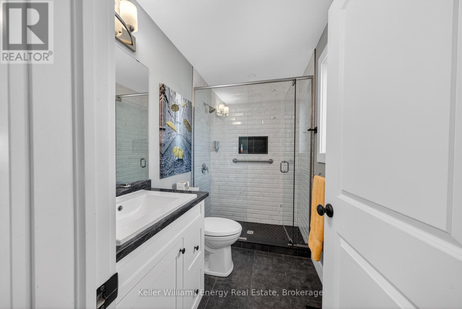 7 FARRINGTON CRESCENT - 21