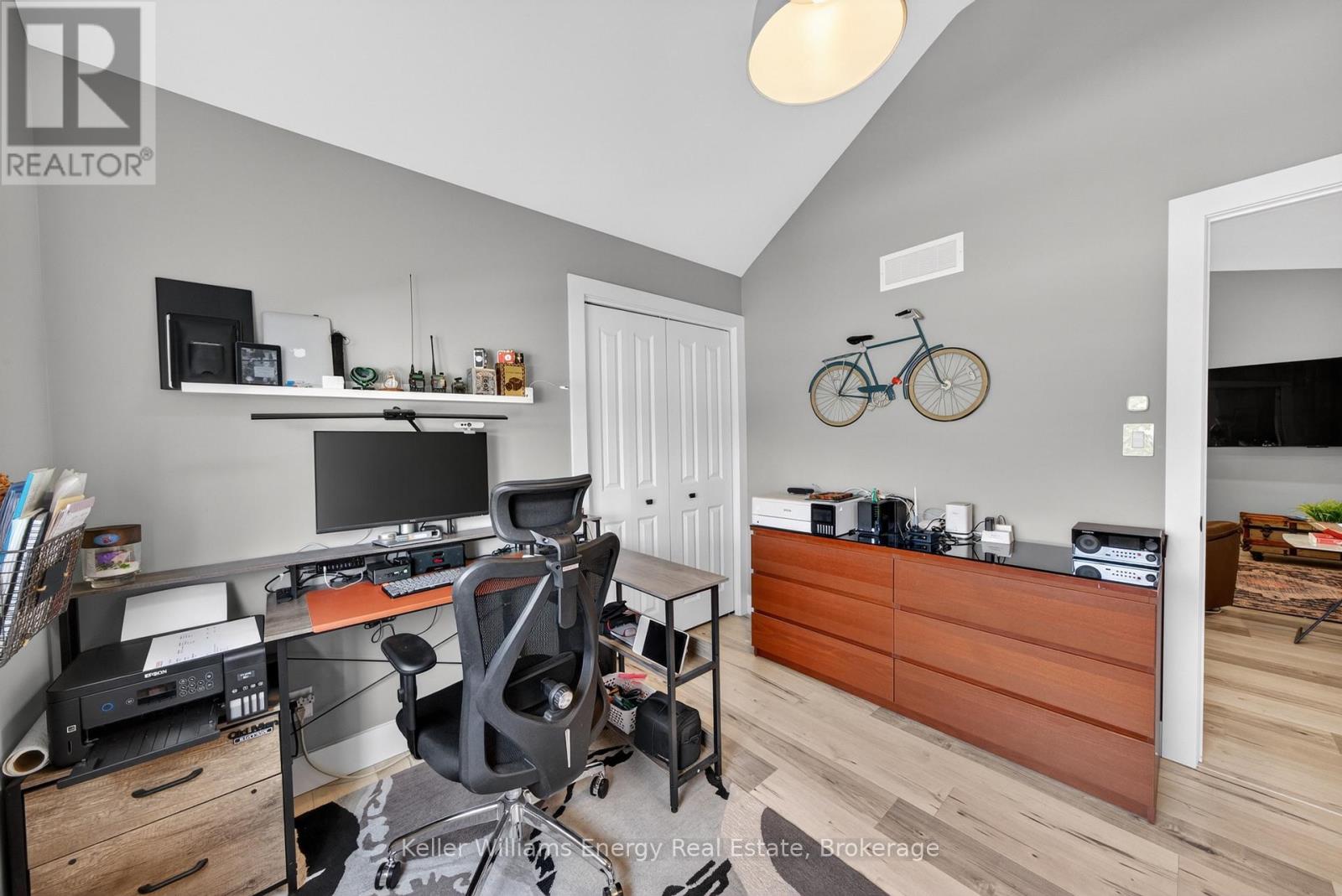 7 FARRINGTON CRESCENT - 25