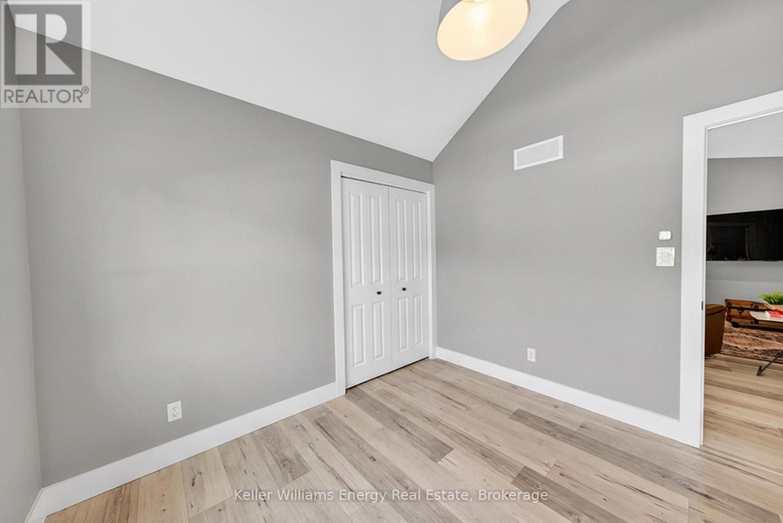 7 FARRINGTON CRESCENT - 26