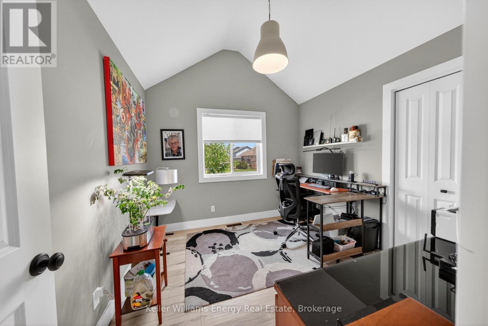 7 FARRINGTON CRESCENT - 27