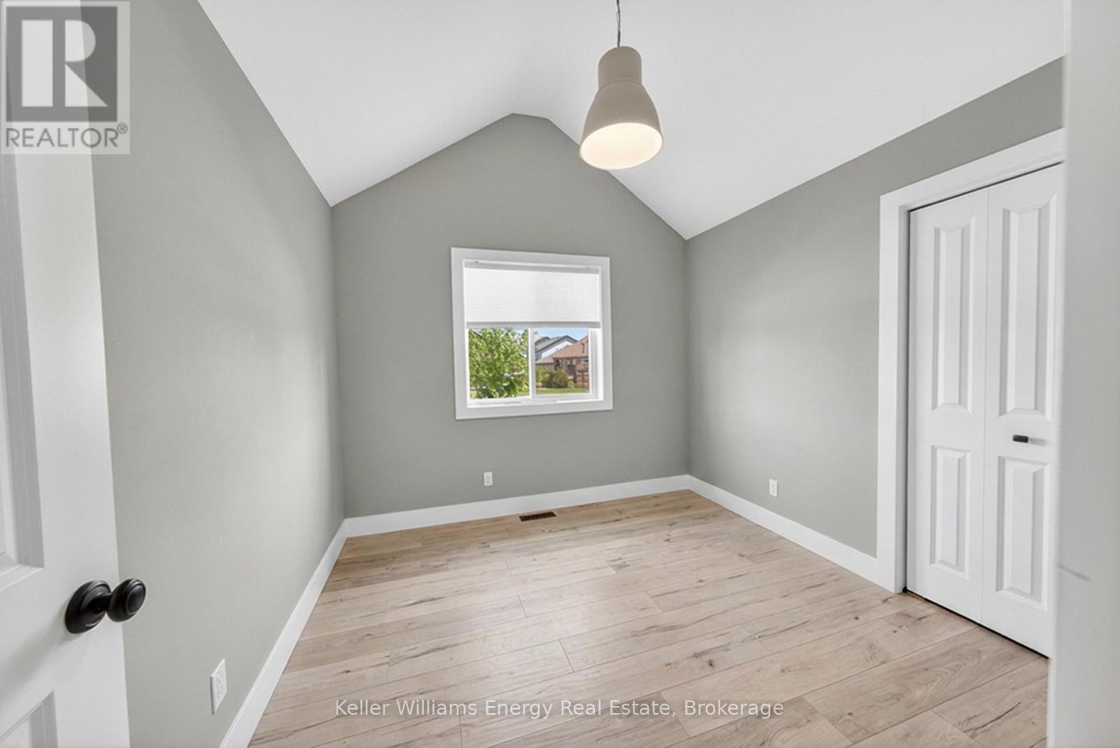 7 FARRINGTON CRESCENT - 28