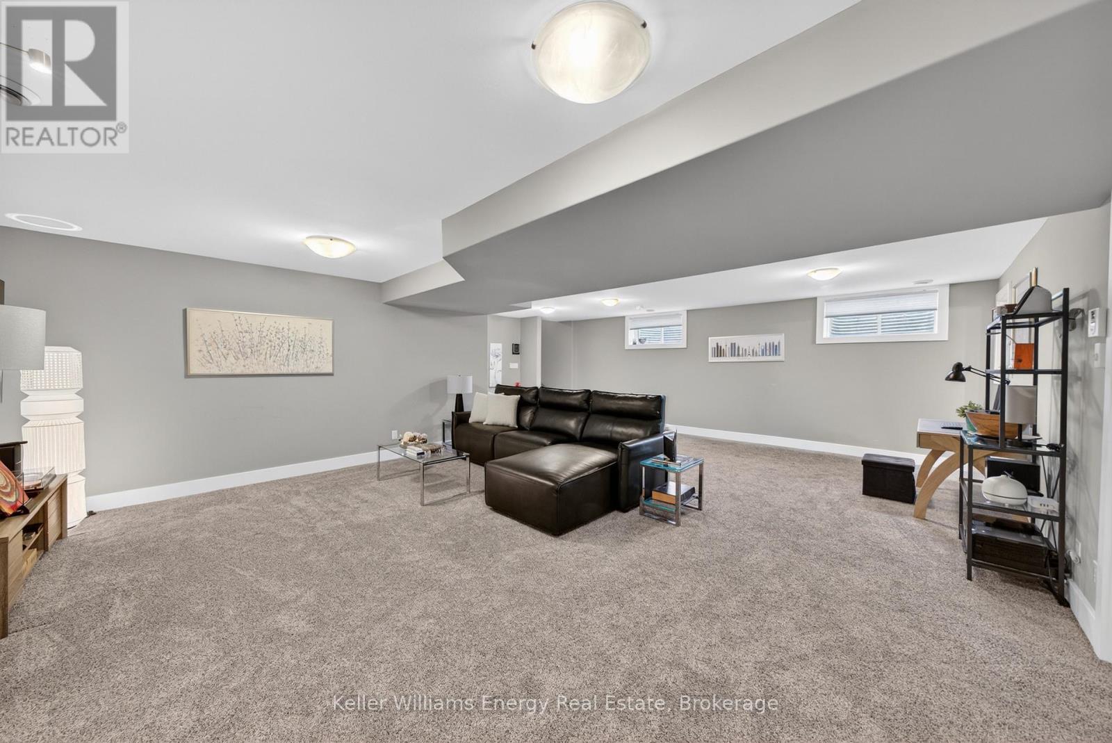 7 FARRINGTON CRESCENT - 32