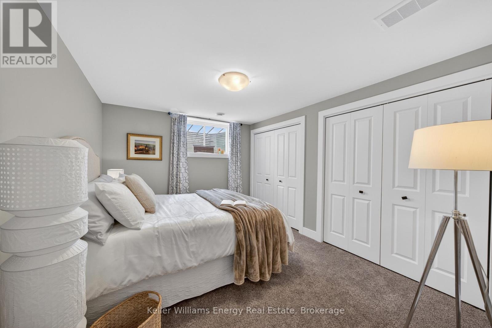 7 FARRINGTON CRESCENT - 33