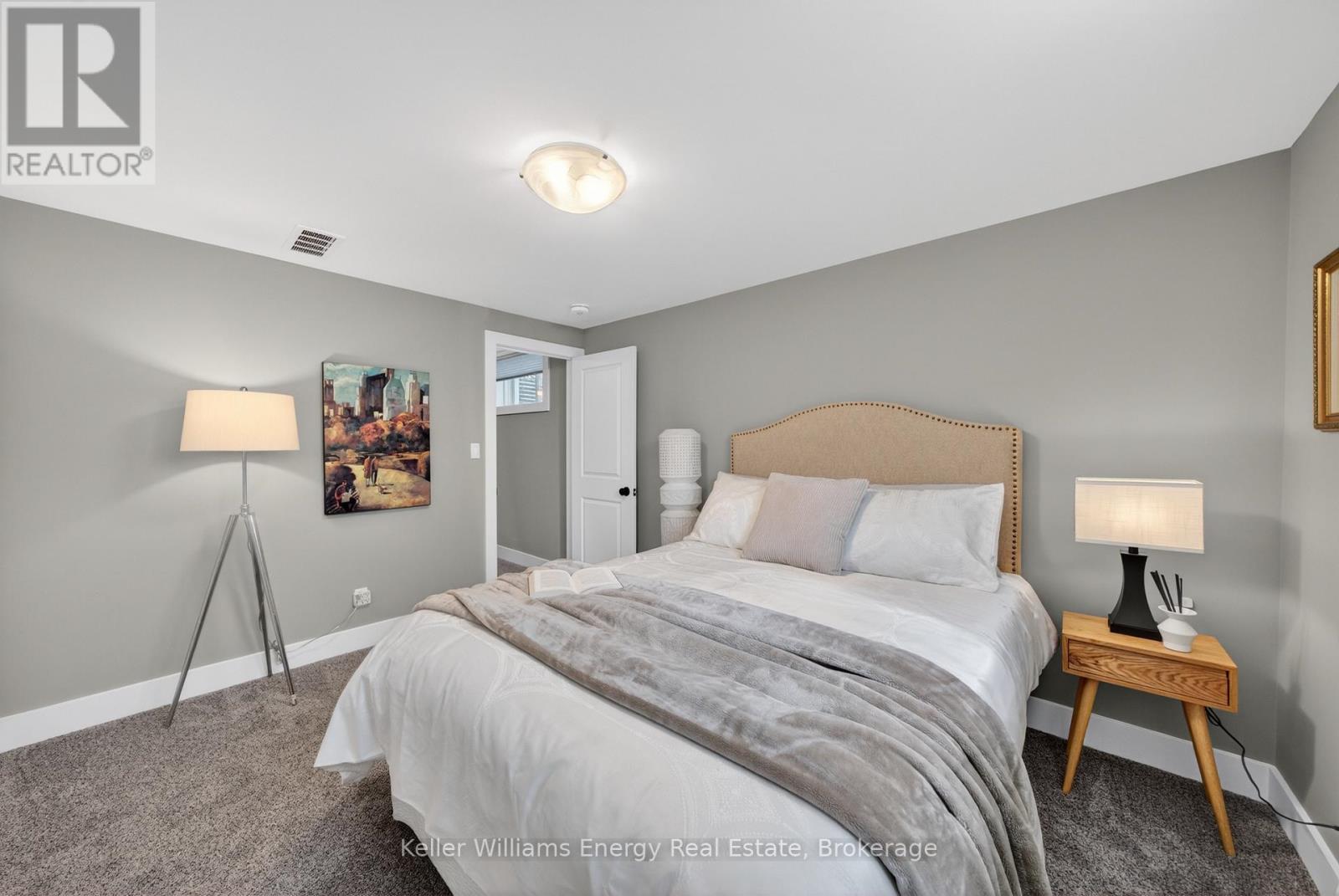 7 FARRINGTON CRESCENT - 34