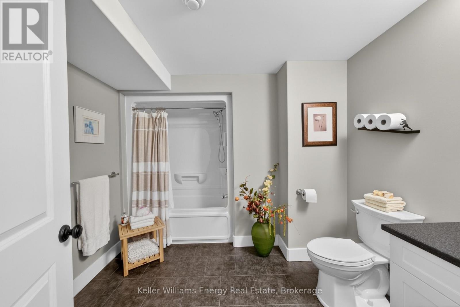 7 FARRINGTON CRESCENT - 35