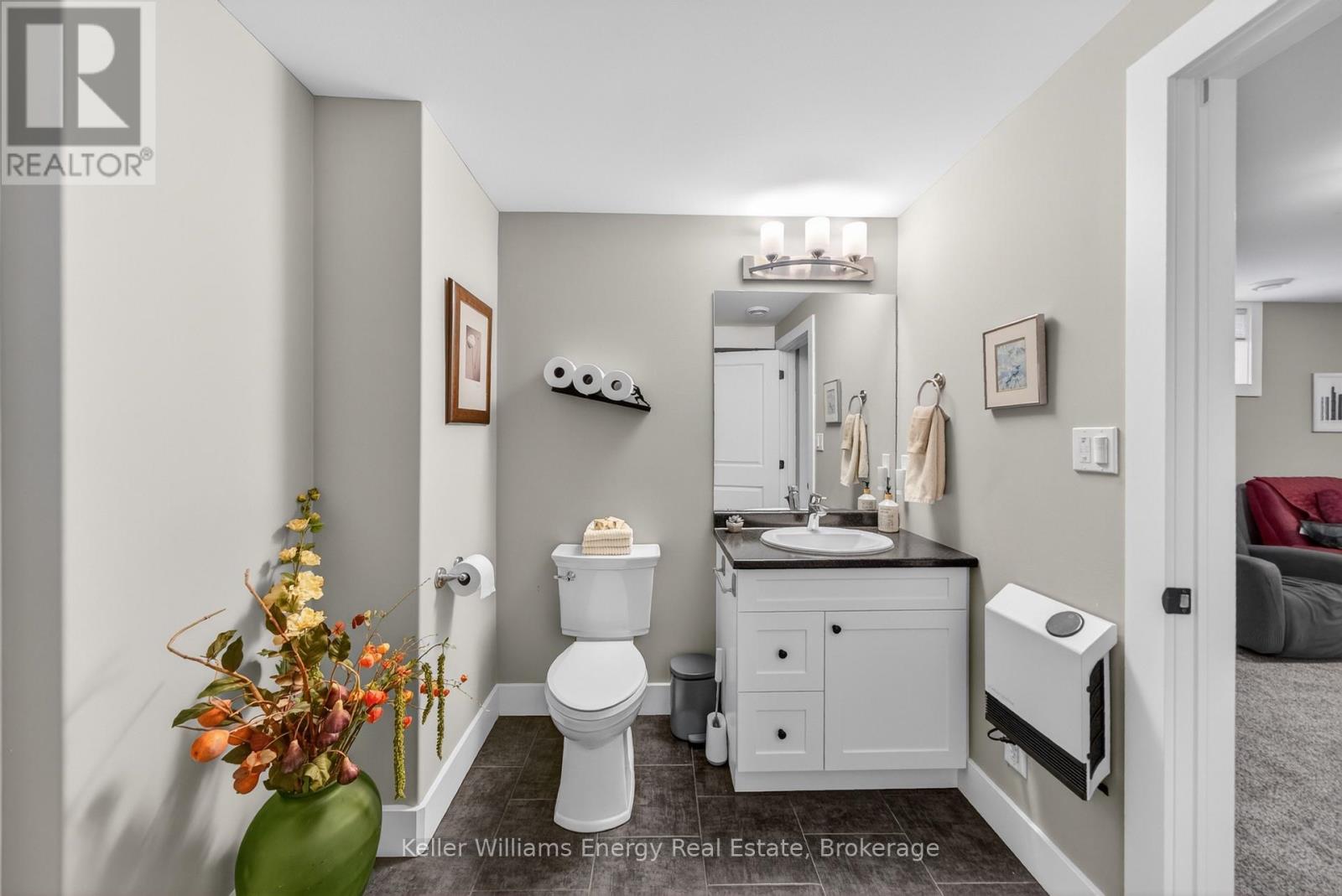 7 FARRINGTON CRESCENT - 36