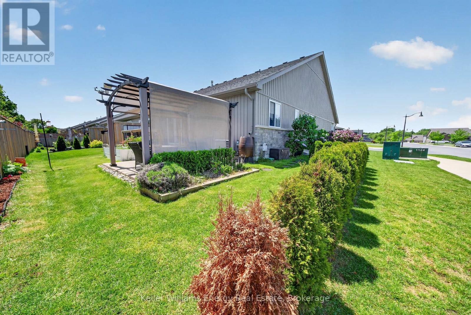 7 FARRINGTON CRESCENT - 38