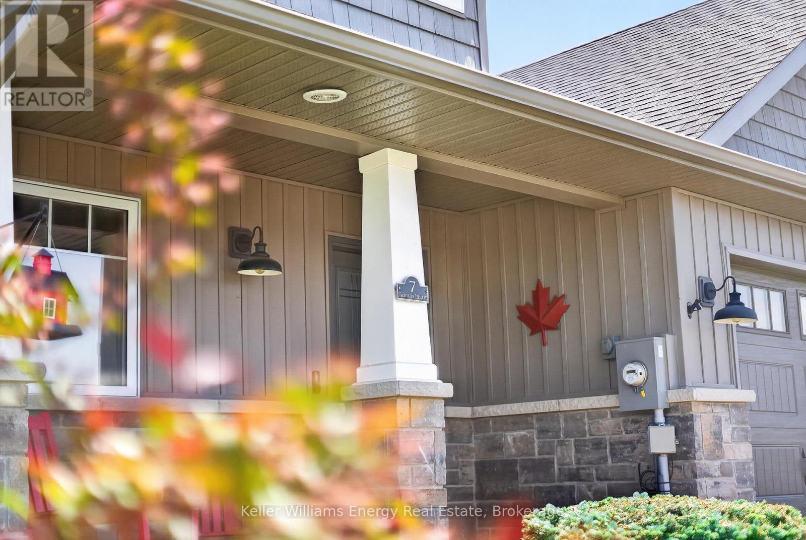 7 FARRINGTON CRESCENT - 4
