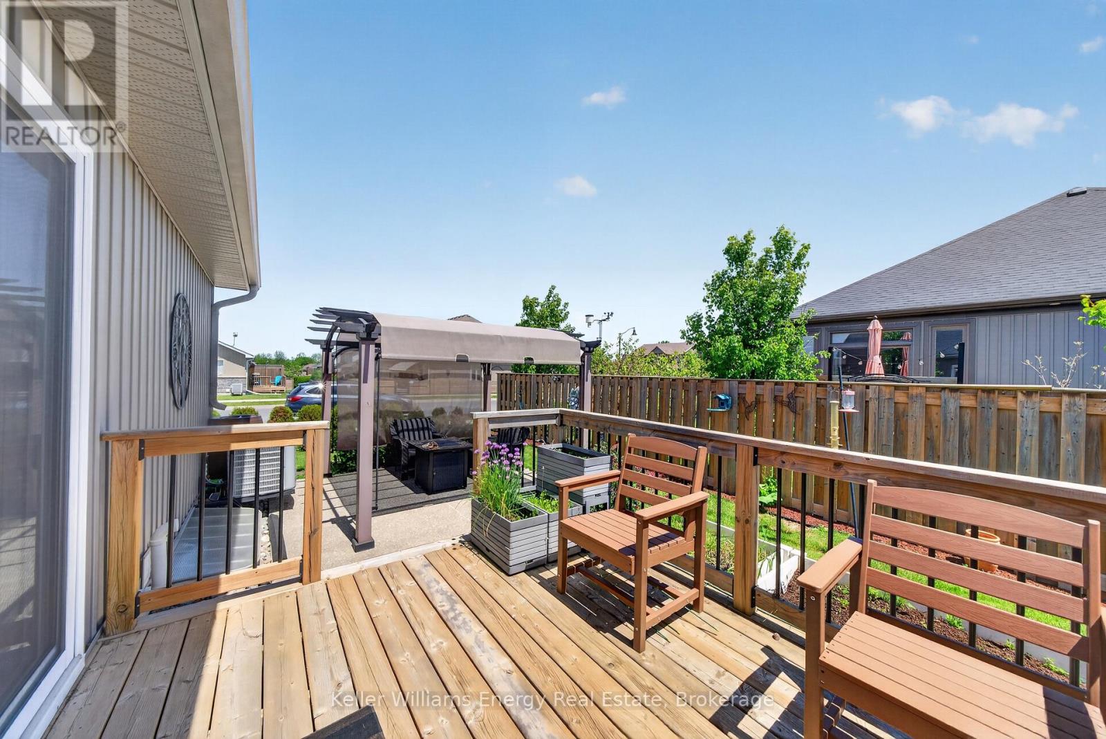 7 FARRINGTON CRESCENT - 40