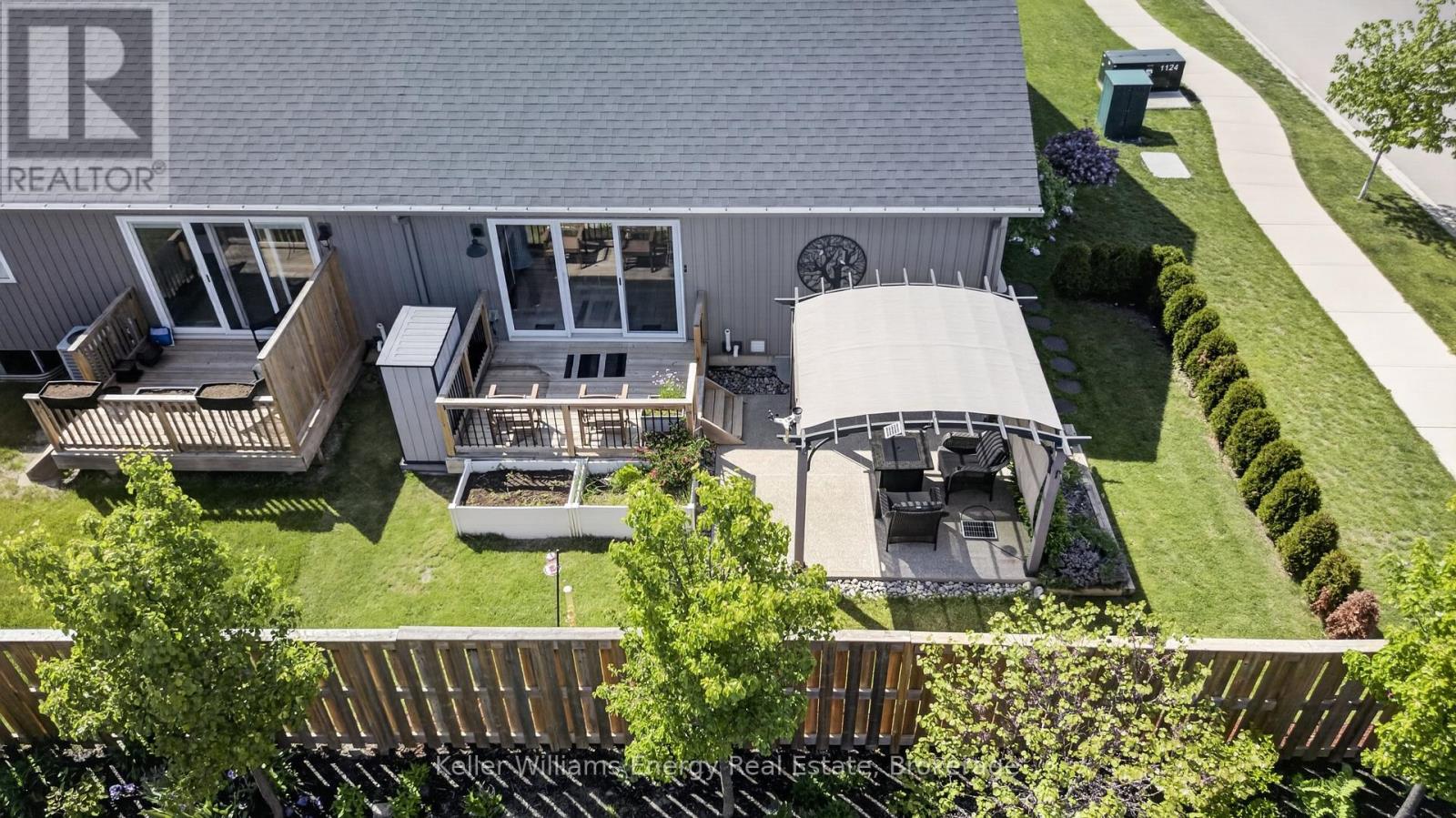 7 FARRINGTON CRESCENT - 47