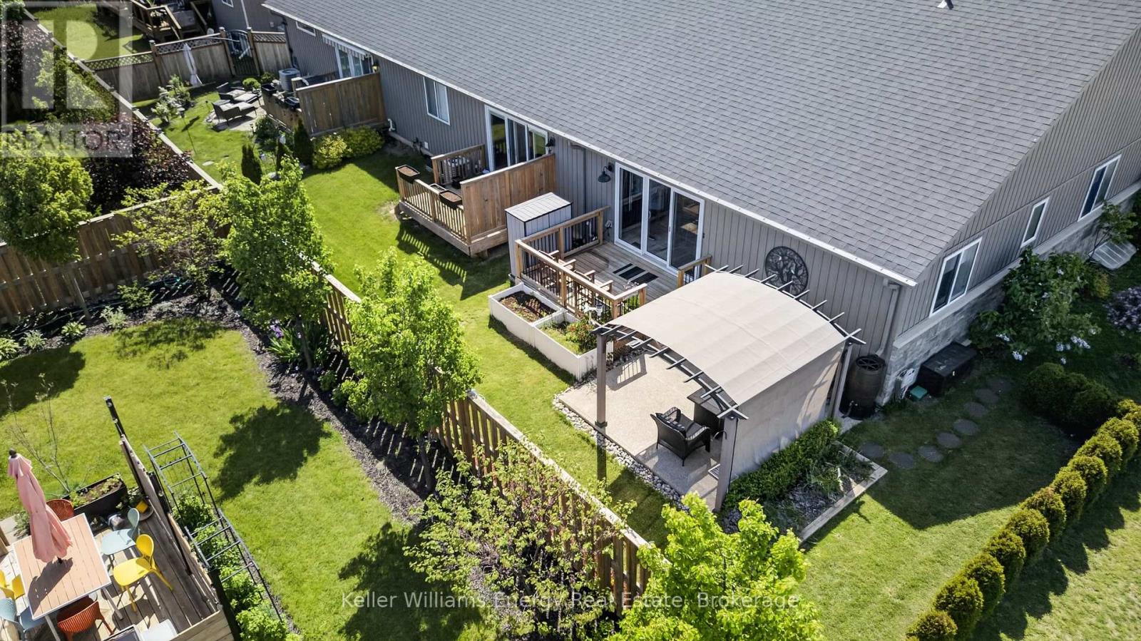 7 FARRINGTON CRESCENT - 48