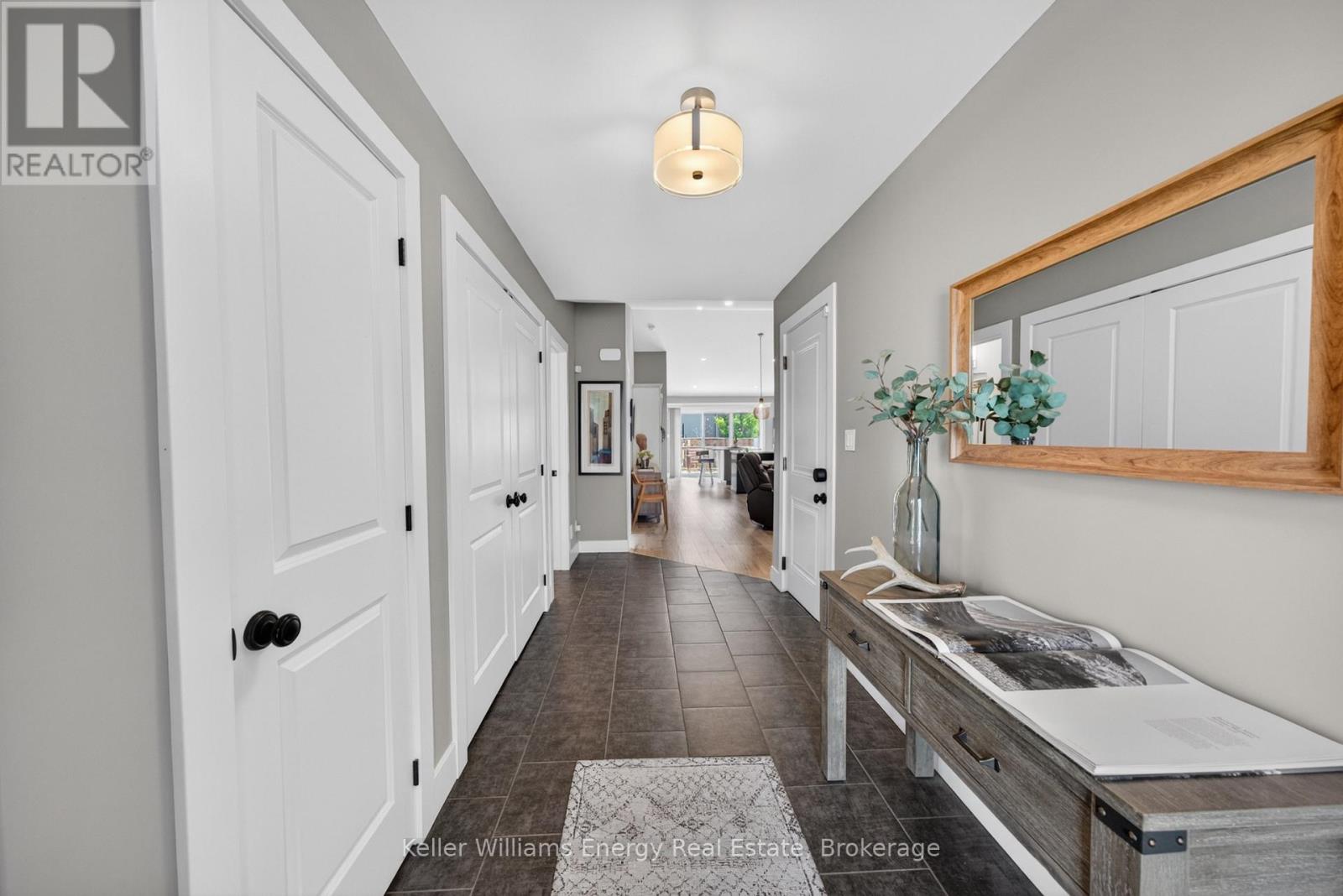 7 FARRINGTON CRESCENT - 5
