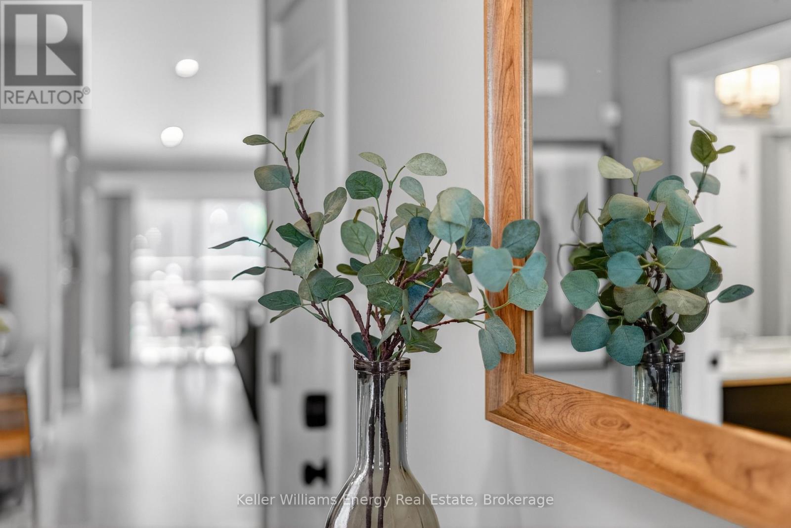 7 FARRINGTON CRESCENT - 6