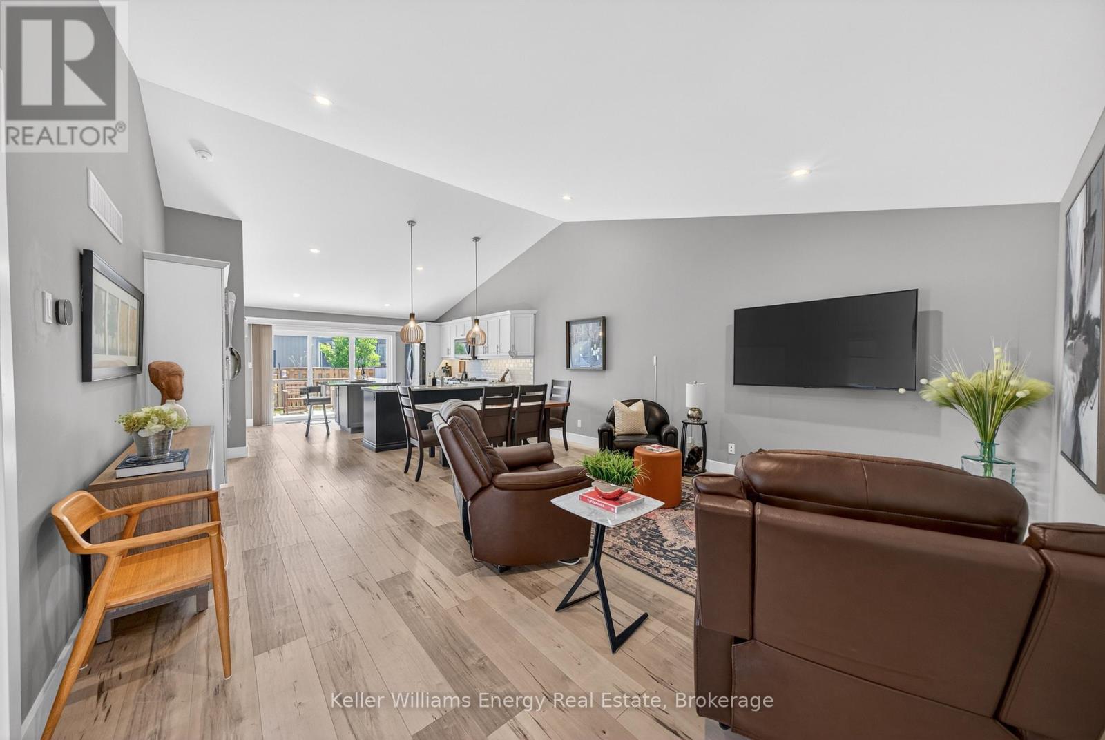 7 FARRINGTON CRESCENT - 7