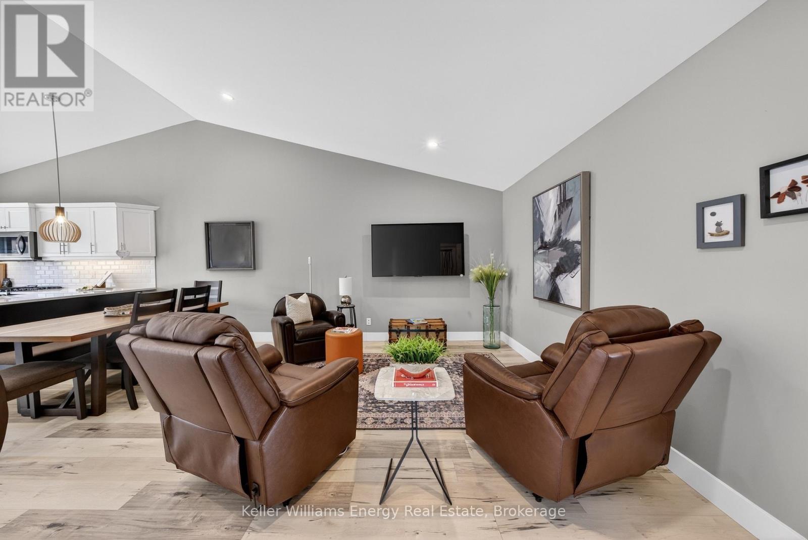 7 FARRINGTON CRESCENT - 8