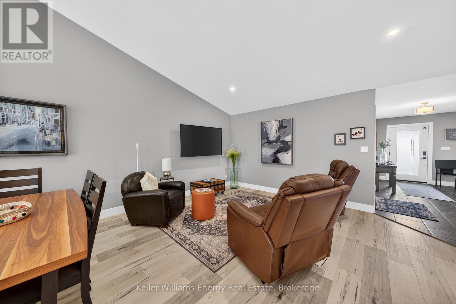 7 FARRINGTON CRESCENT - 9