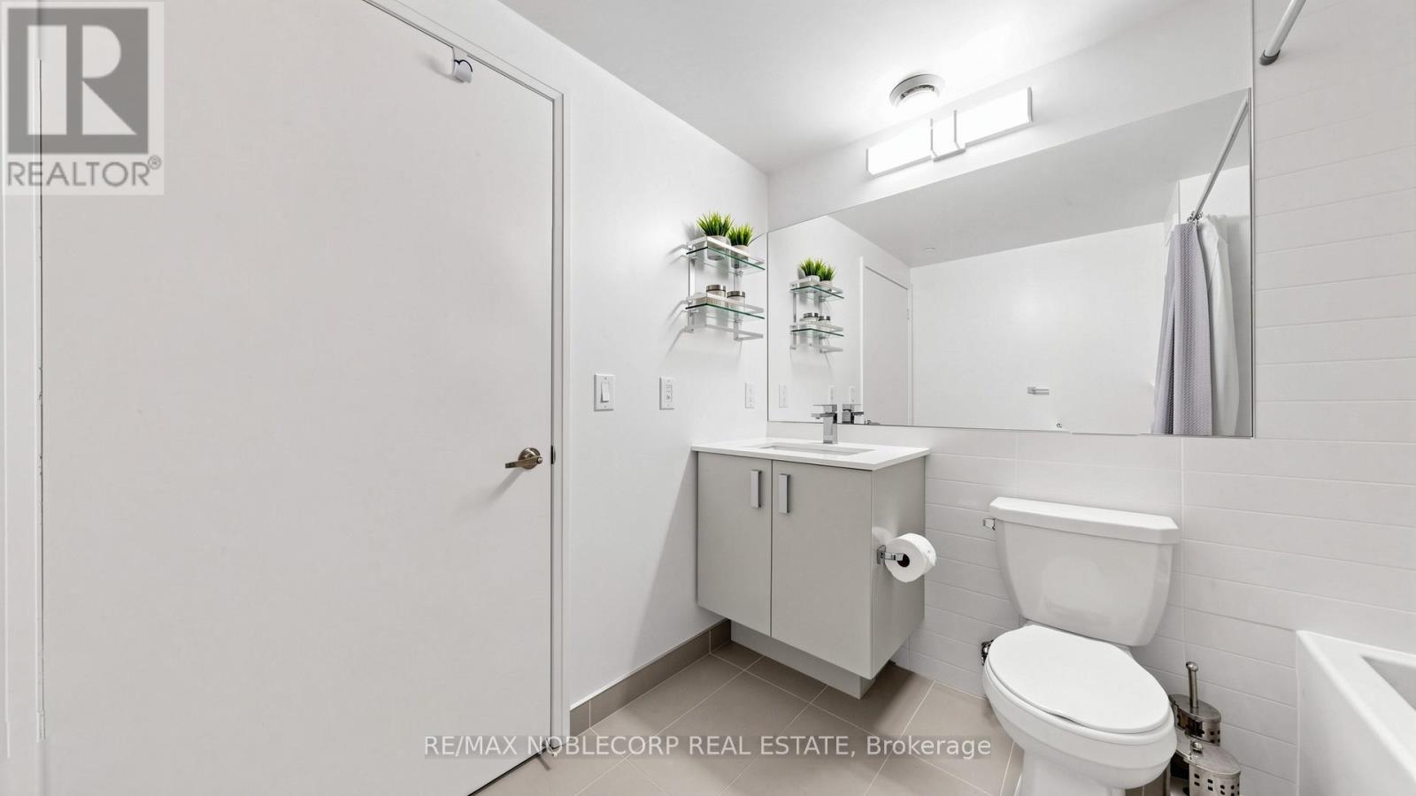 #616 10 GIBBS ROAD - 16