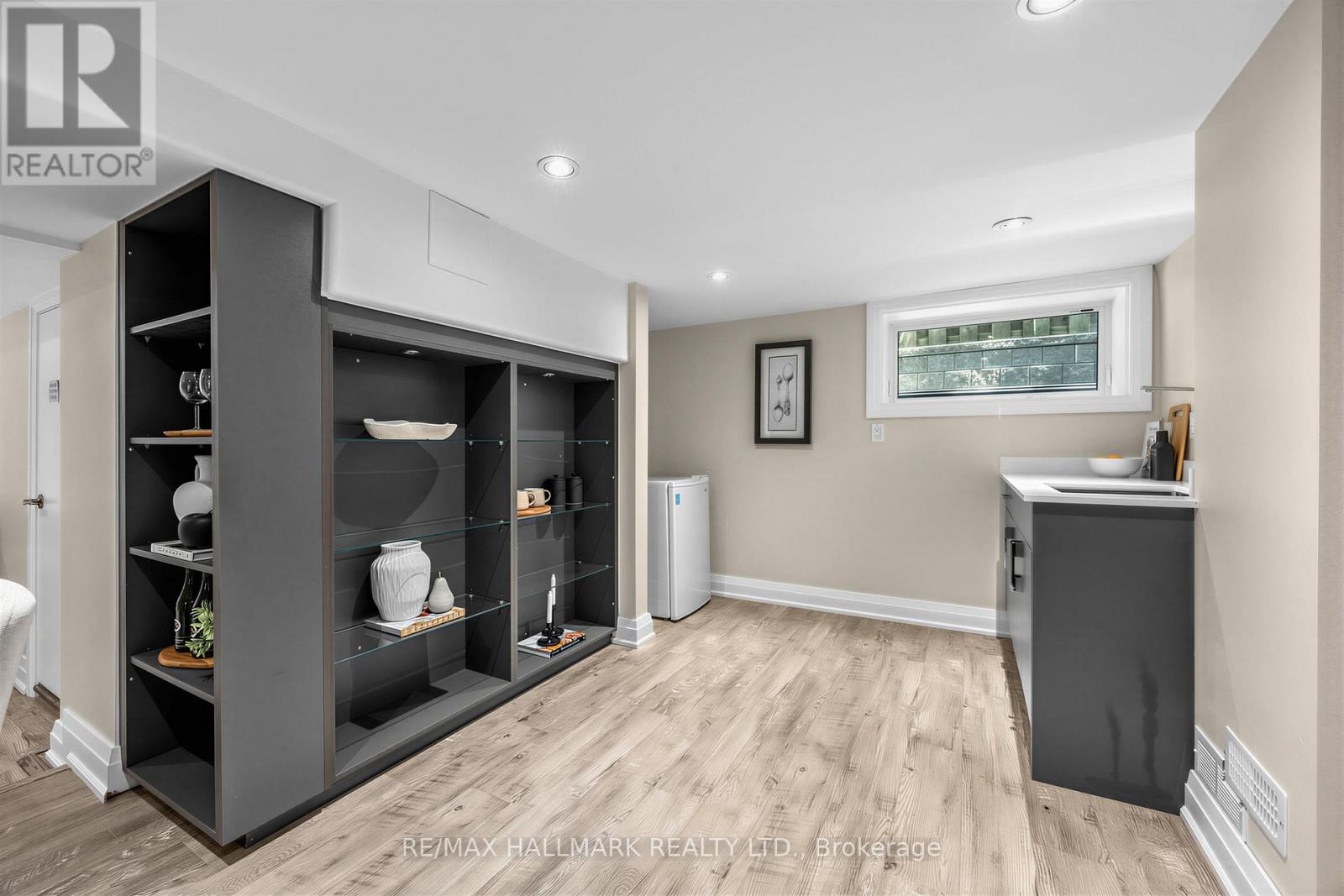 1 DUSTAN CRESCENT - 42