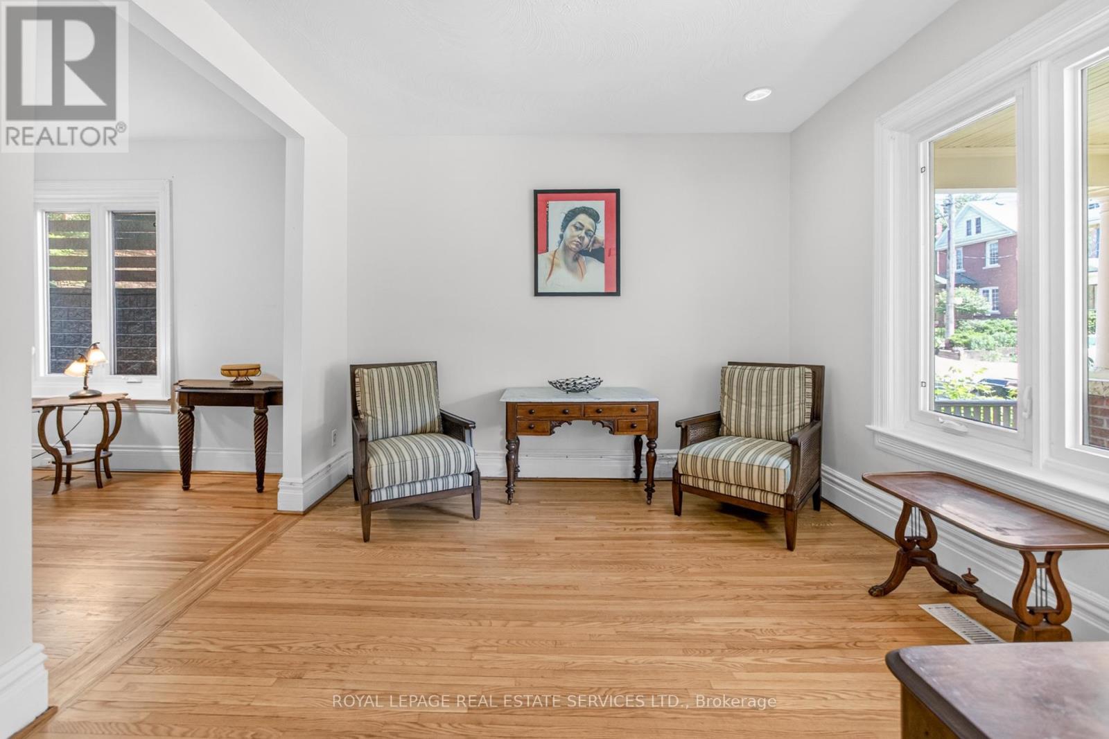 32 HILLSVIEW AVENUE - 11