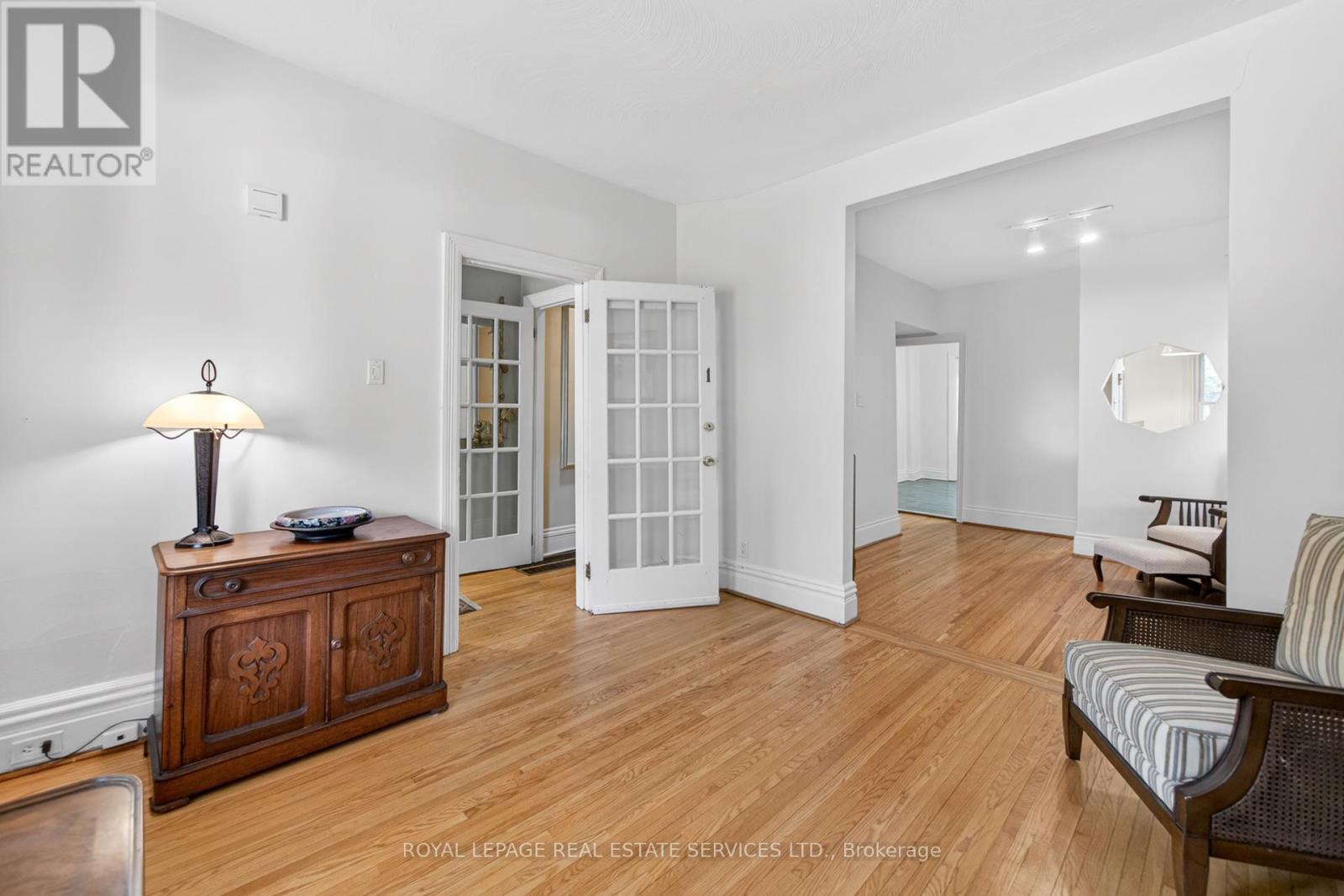 32 HILLSVIEW AVENUE - 14