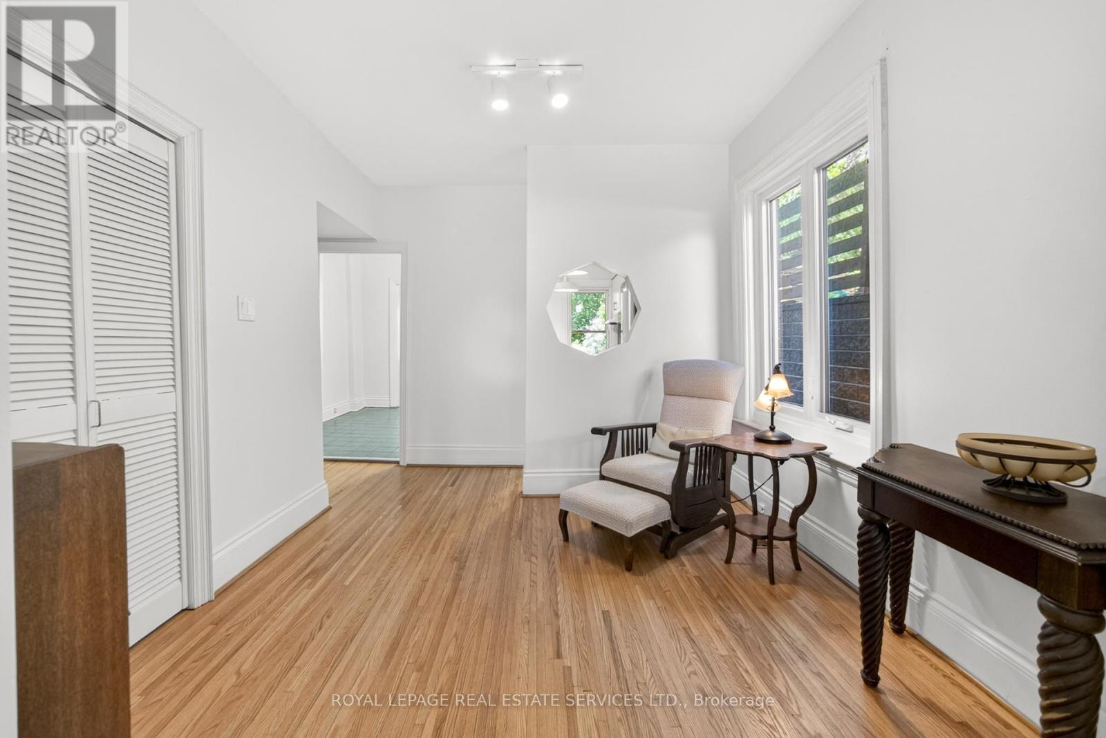32 HILLSVIEW AVENUE - 15