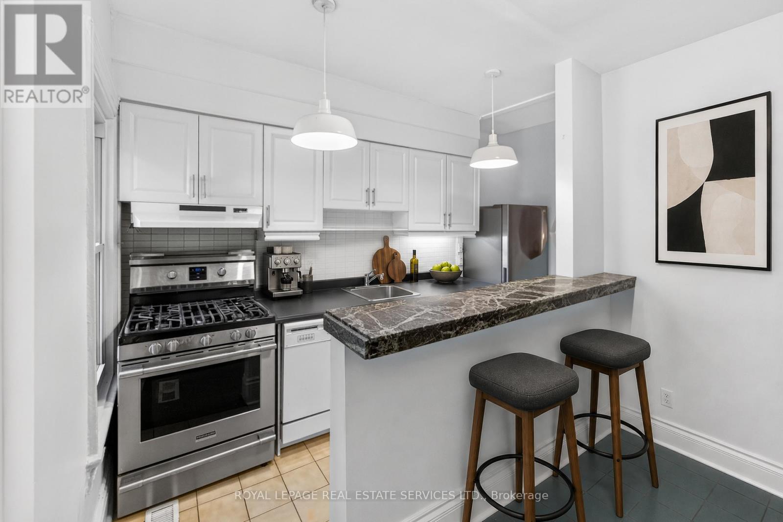 32 HILLSVIEW AVENUE - 19