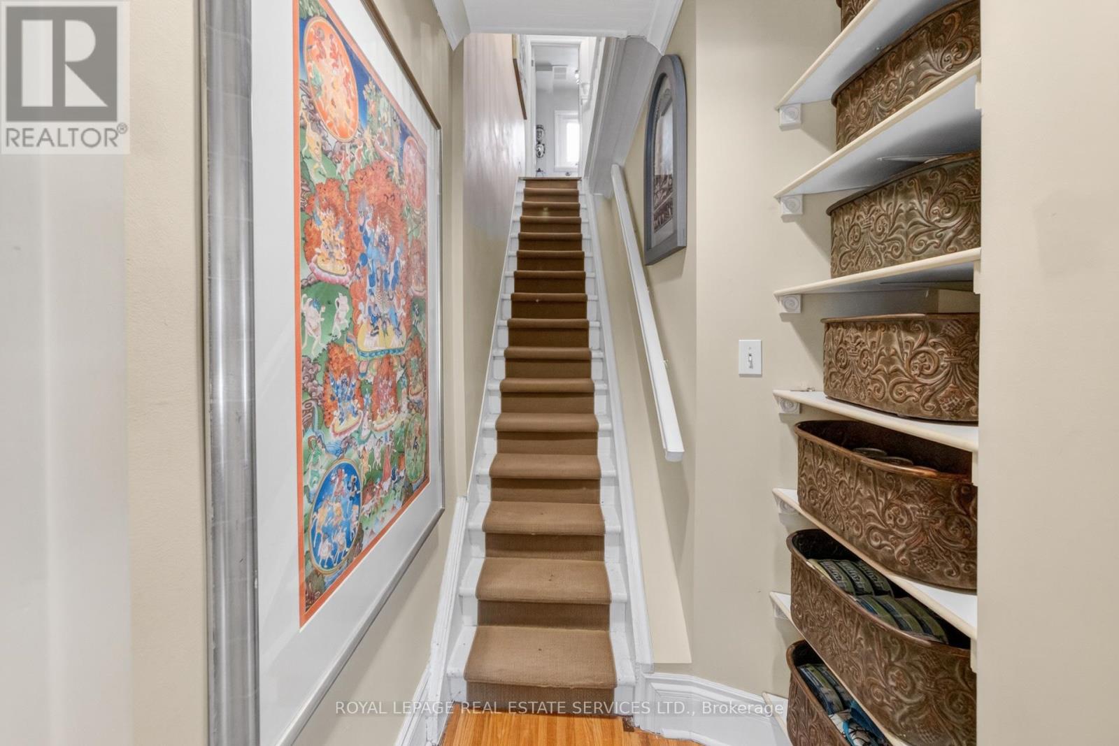 32 HILLSVIEW AVENUE - 21