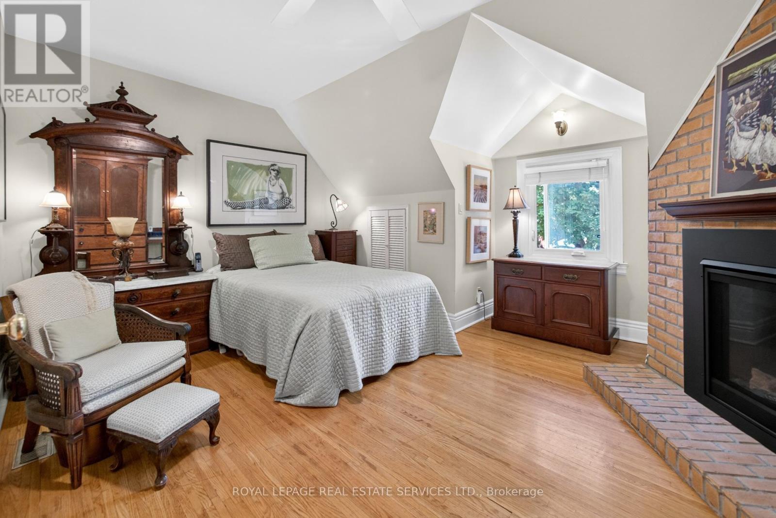 32 HILLSVIEW AVENUE - 33