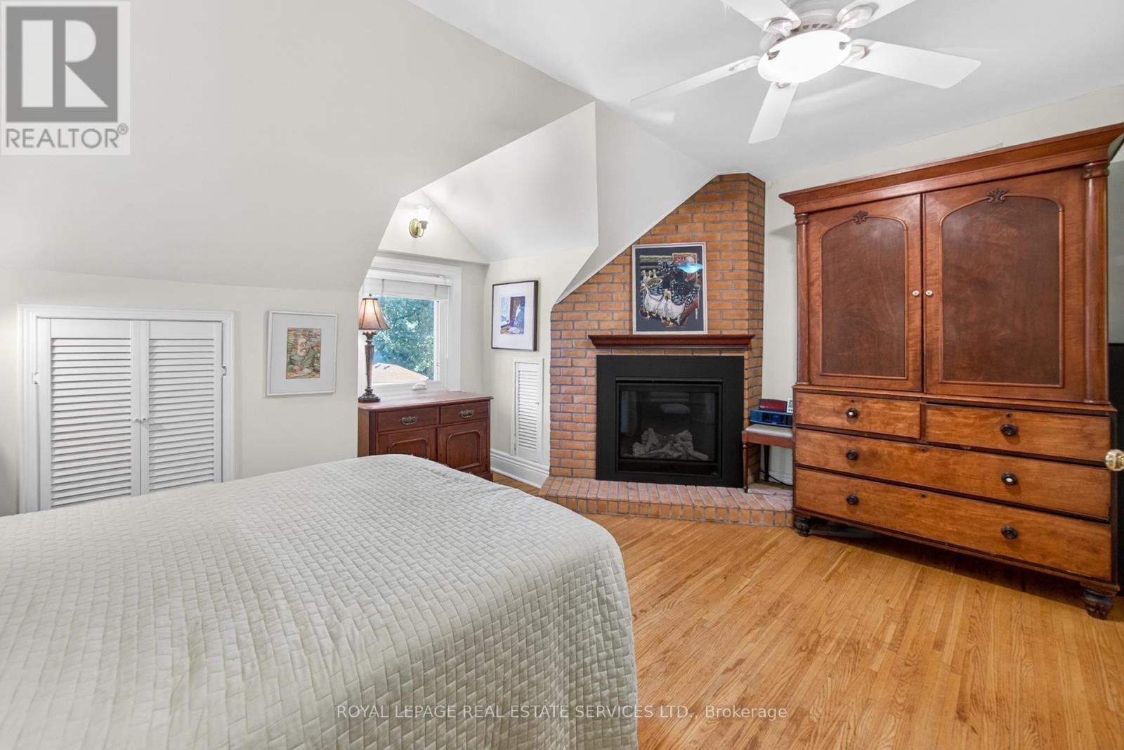 32 HILLSVIEW AVENUE - 35