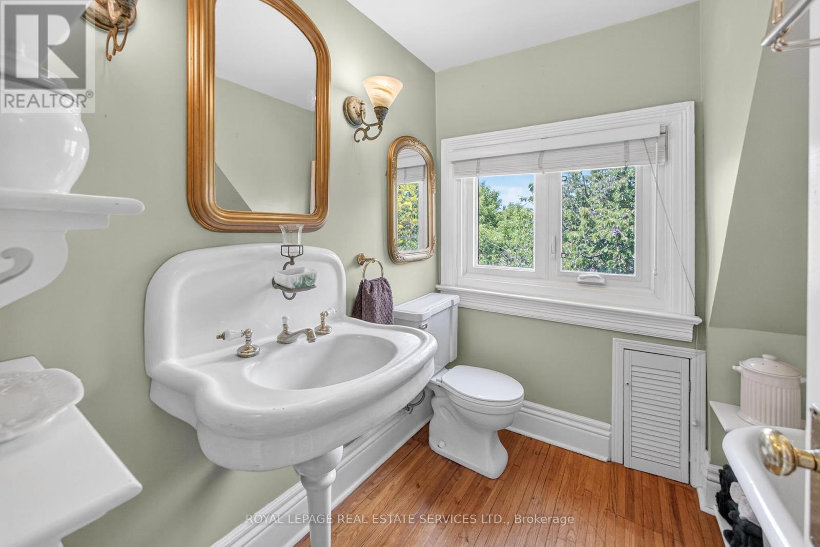 32 HILLSVIEW AVENUE - 36