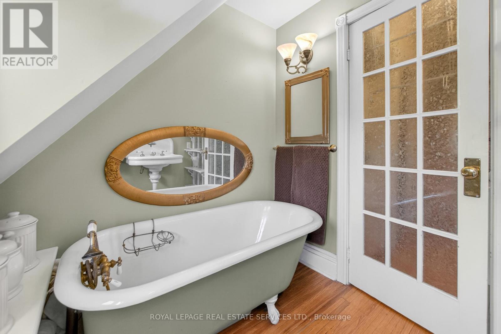 32 HILLSVIEW AVENUE - 37