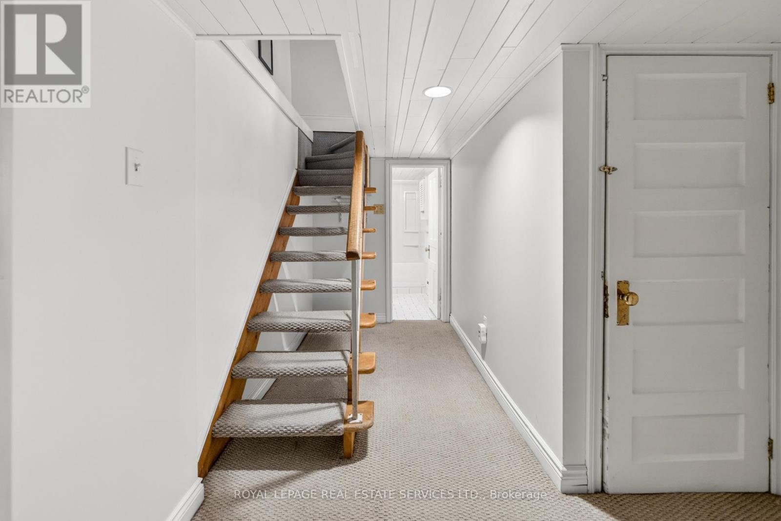 32 HILLSVIEW AVENUE - 39