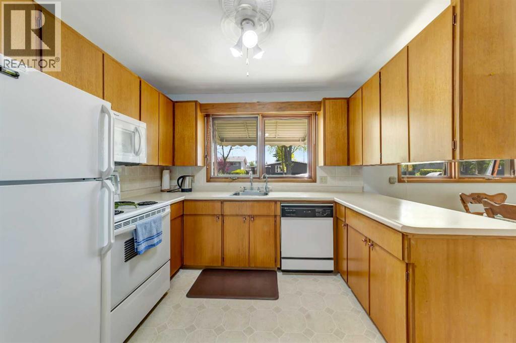 4704 37 Street - 8