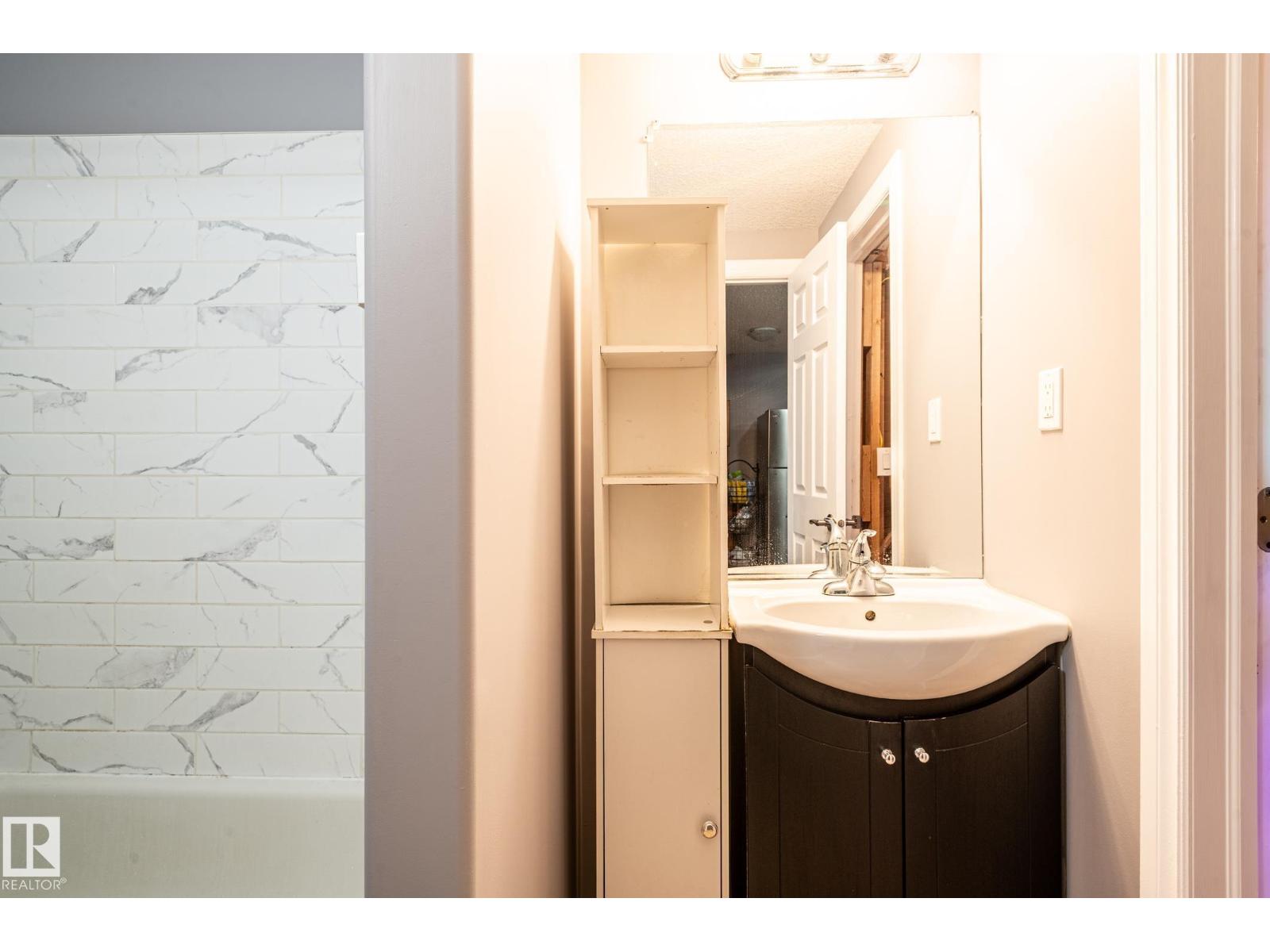 #1 12042 101 ST NW - 32