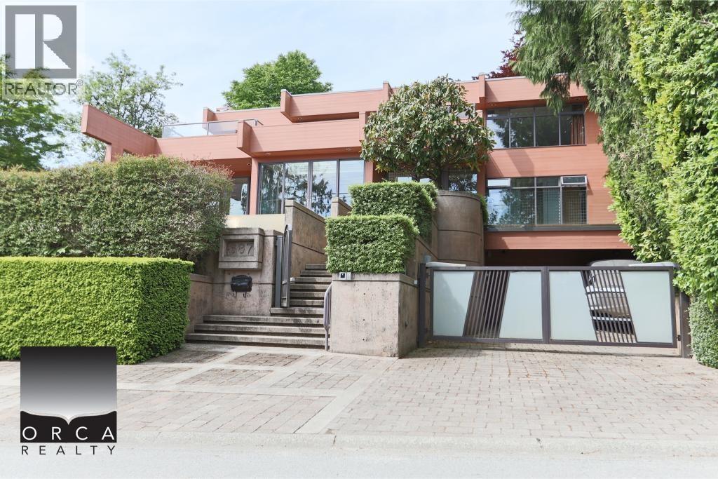 687 BEACHVIEW DRIVE