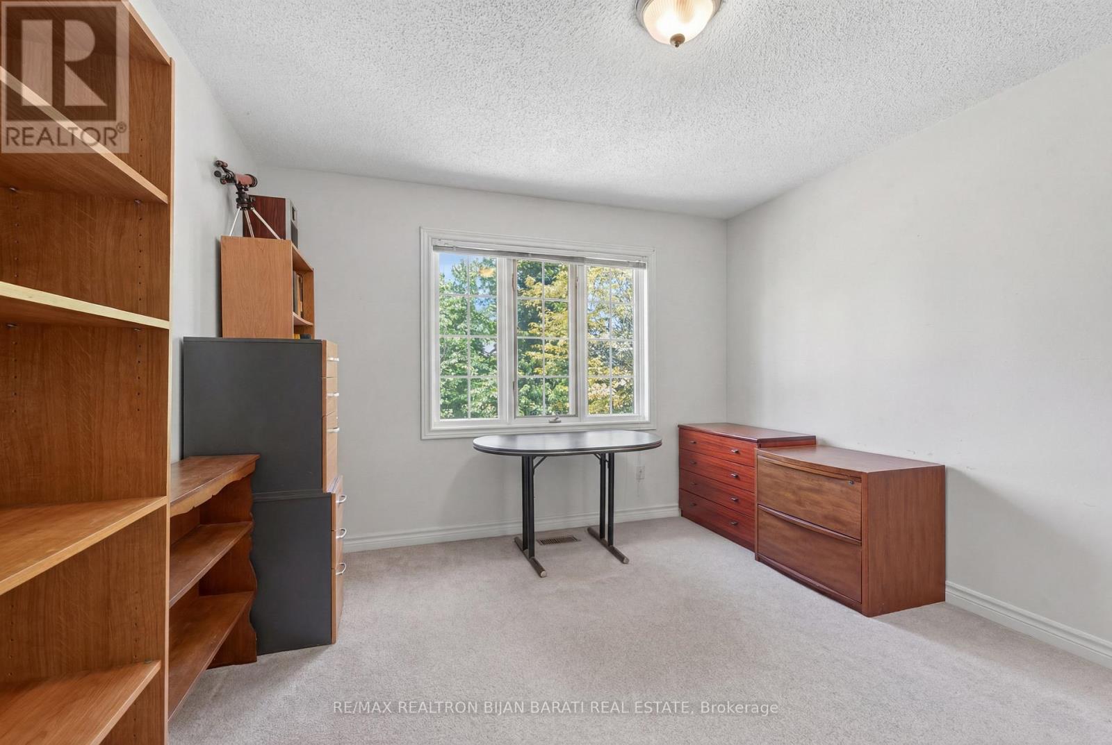 15 LISA CRESCENT - 34