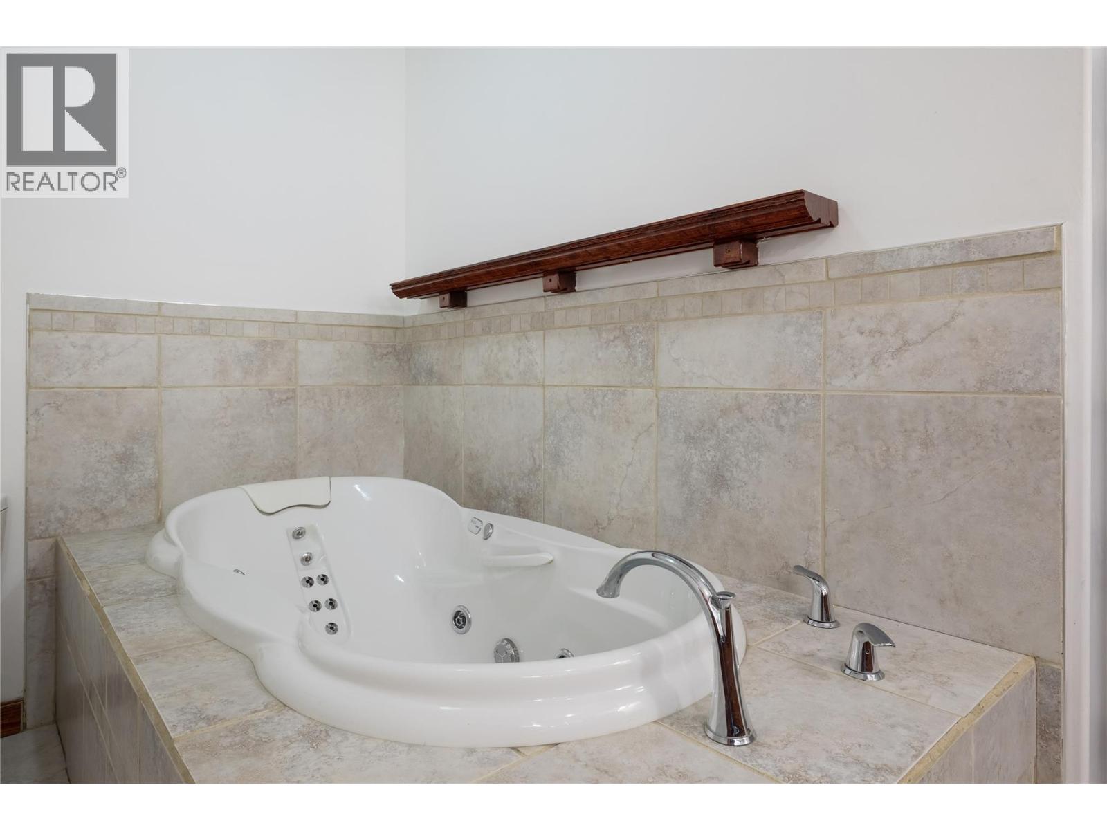 637 Enderby Mabel Lake Road - 35