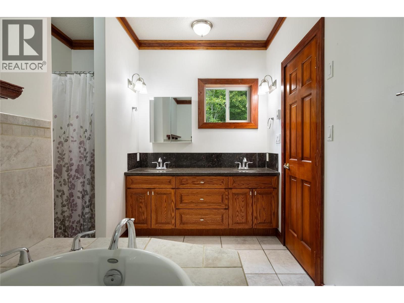 637 Enderby Mabel Lake Road - 34