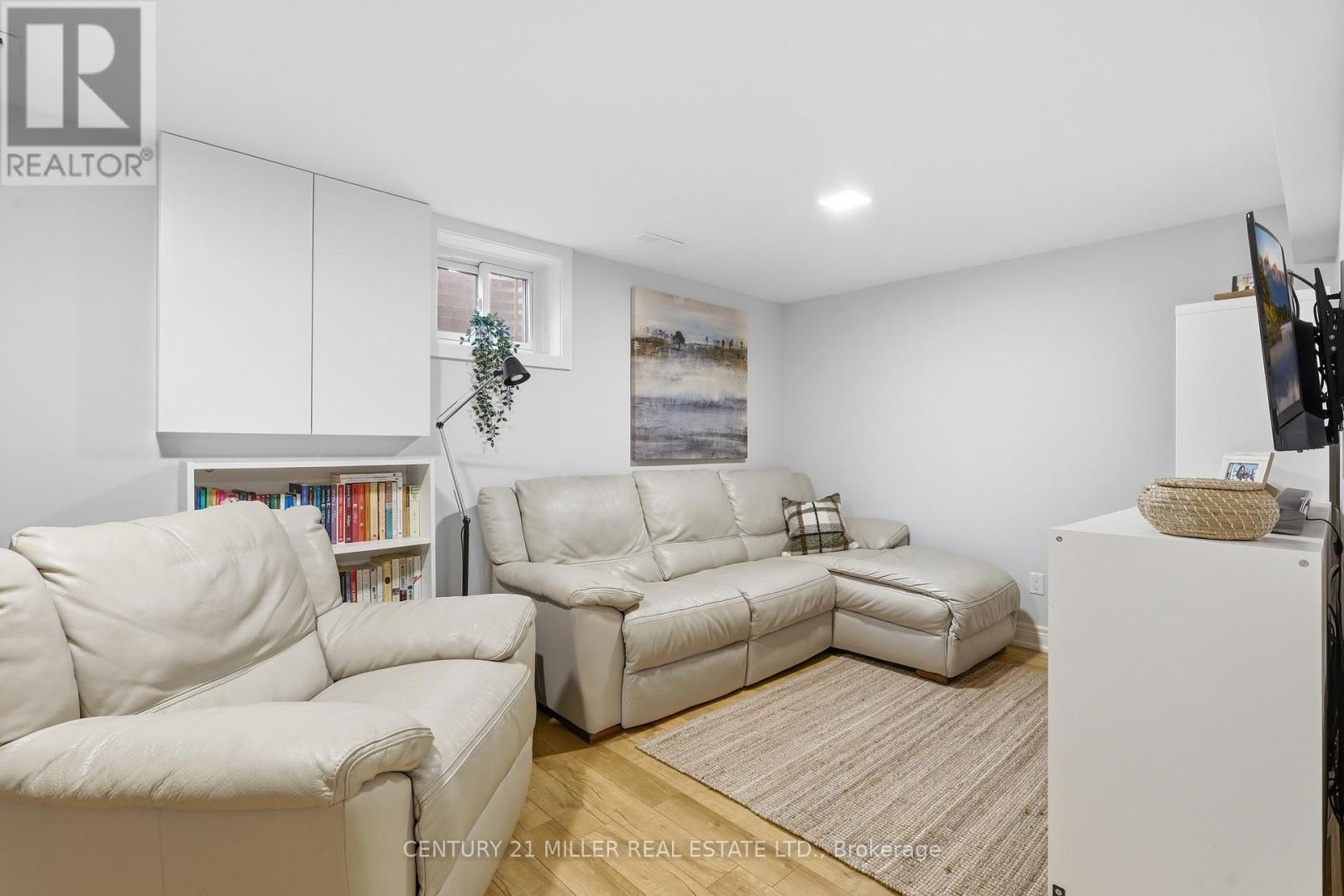 #66 1951 RATHBURN ROAD E - 33