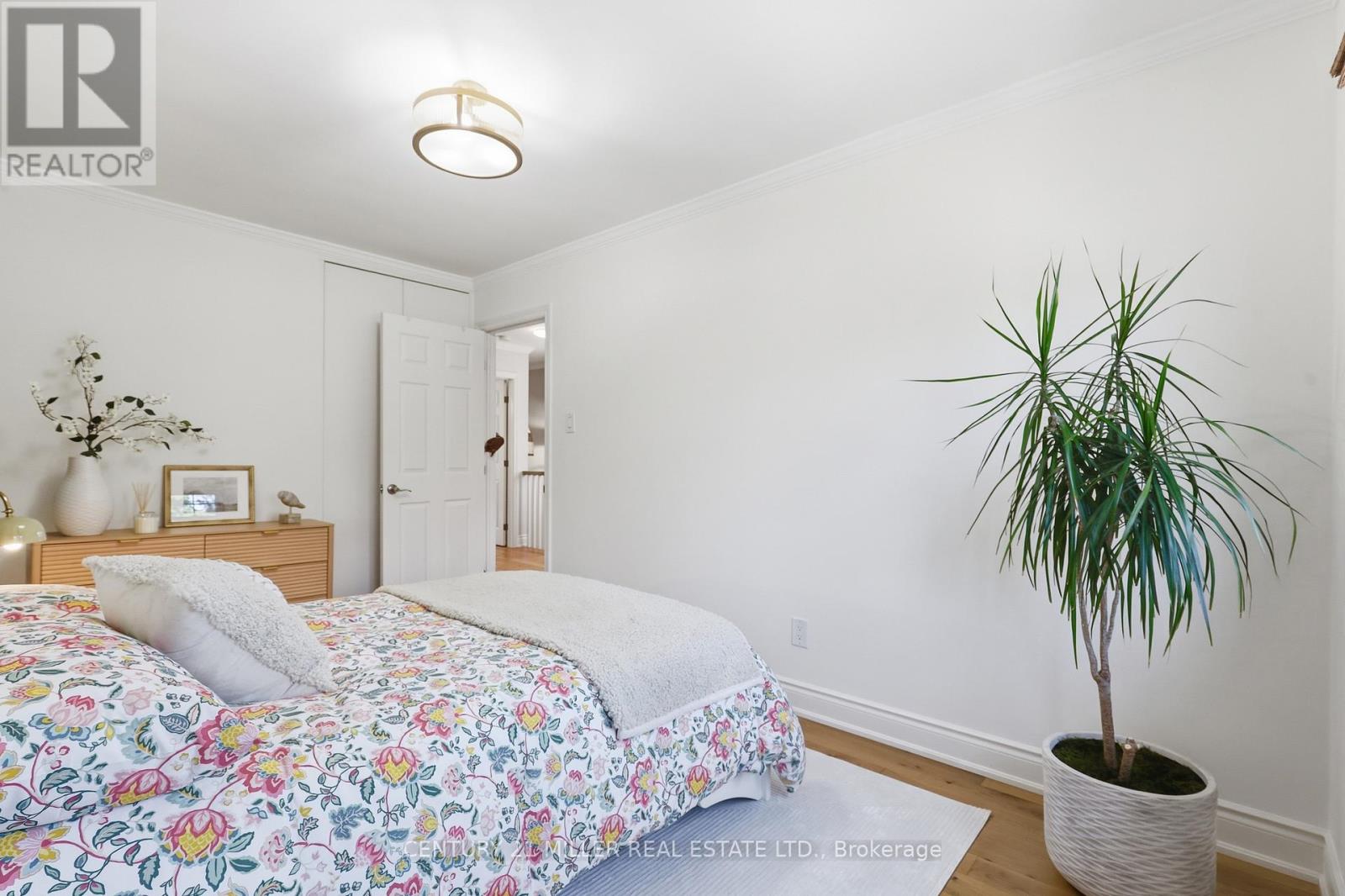 #66 1951 RATHBURN ROAD E - 26