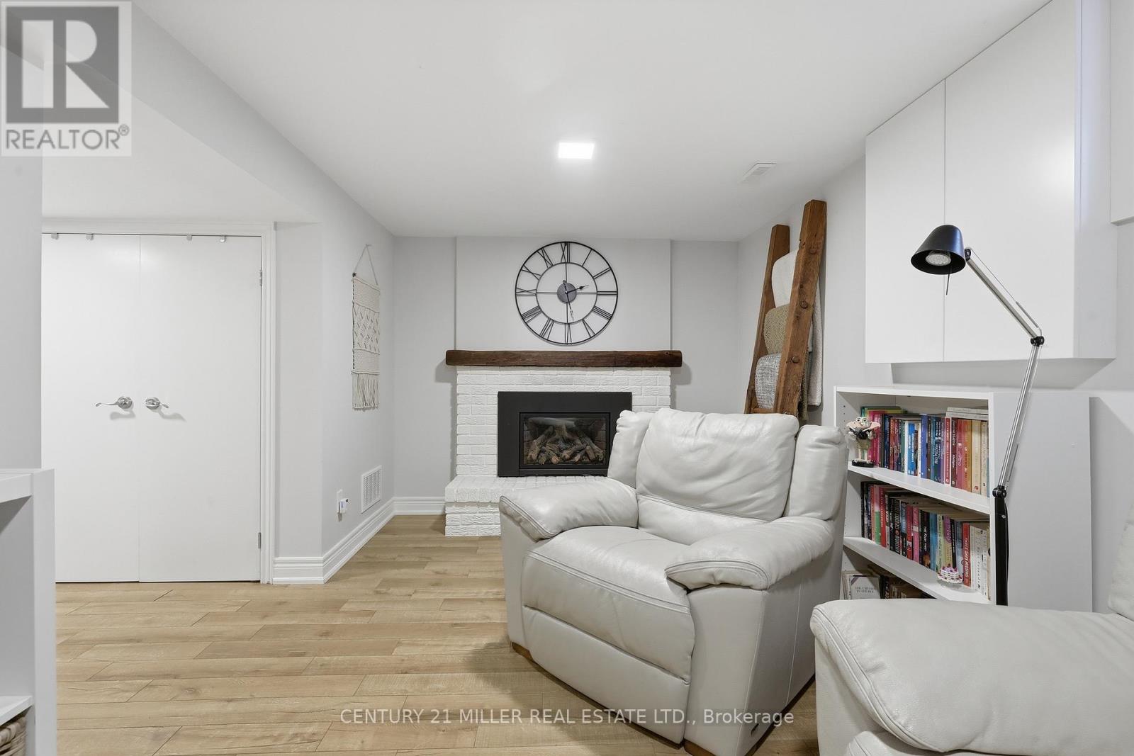 #66 1951 RATHBURN ROAD E - 34