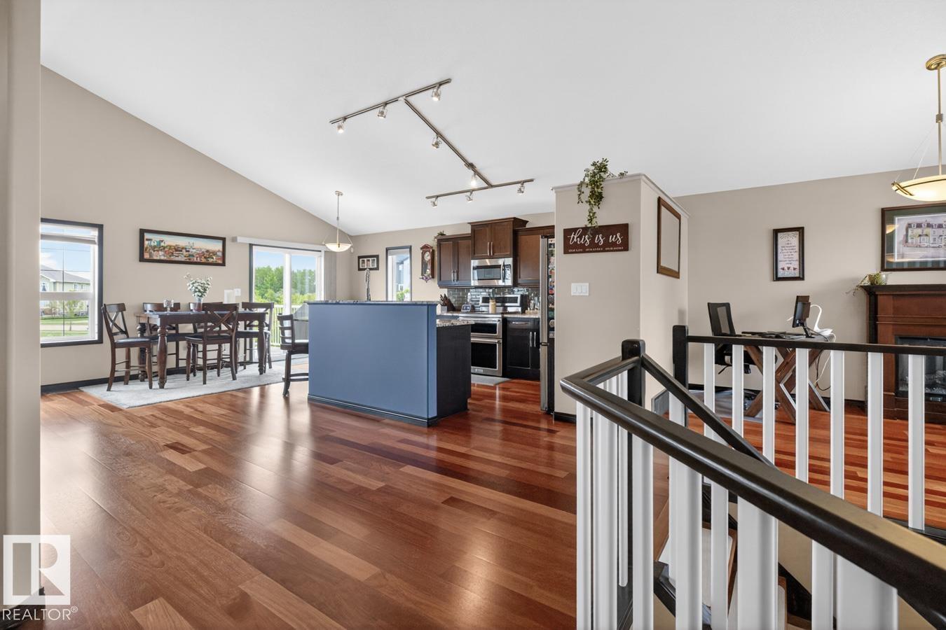 3211 47 ST - 17