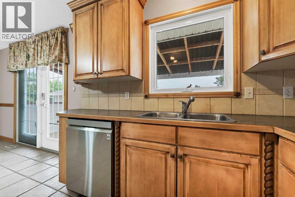 123 Rossland Road SE - 14