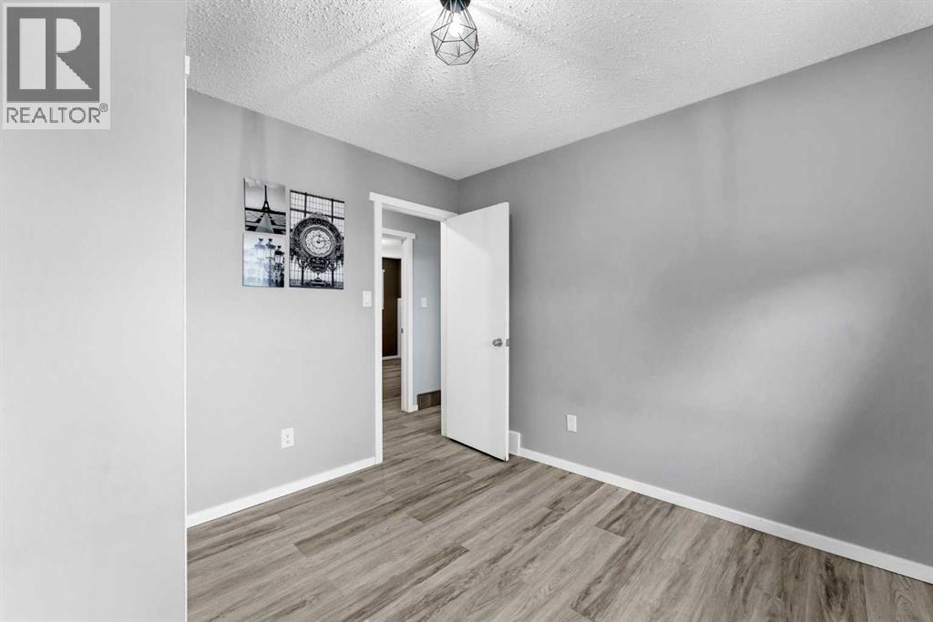 123 Rossland Road SE - 16