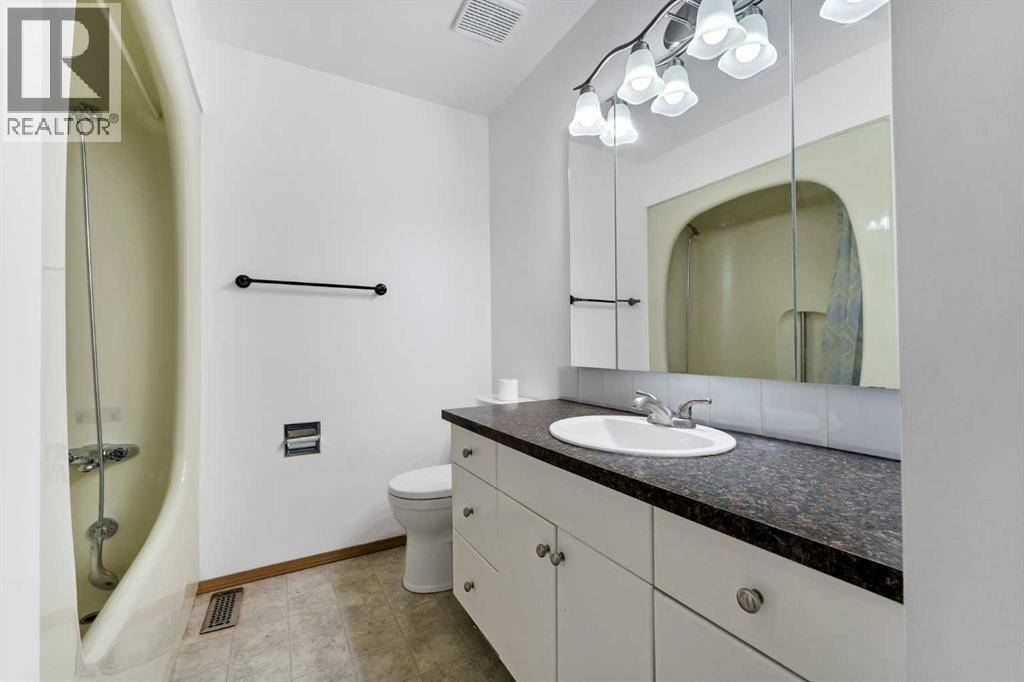 123 Rossland Road SE - 19