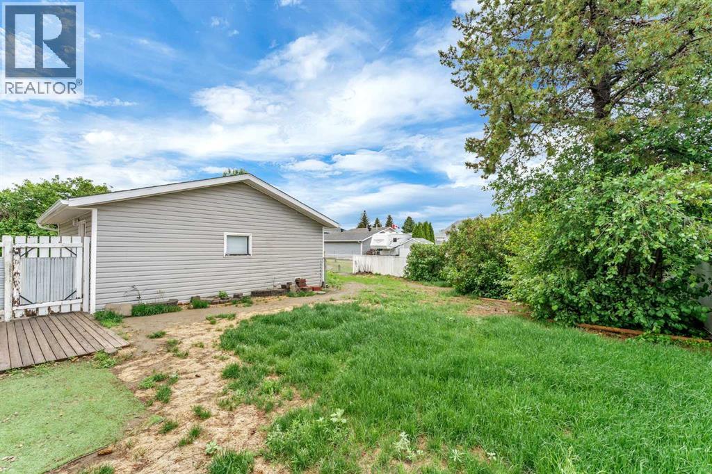 123 Rossland Road SE - 45
