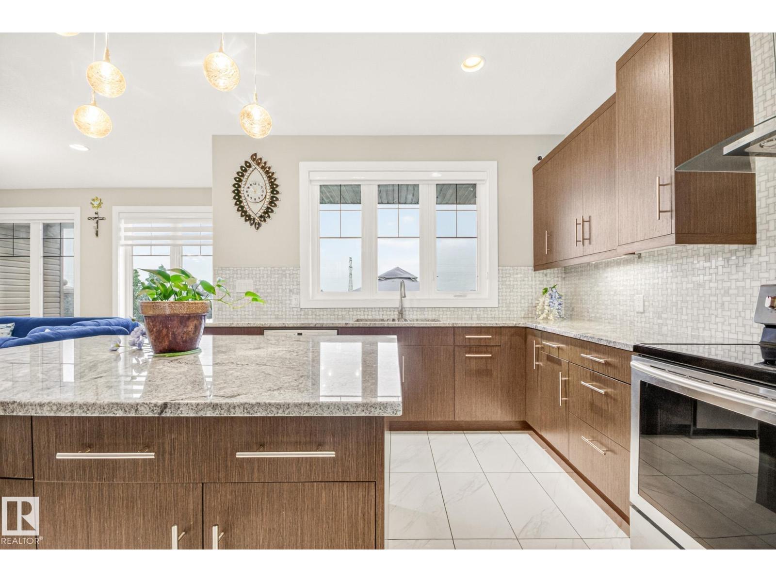 5803 32 ST NE - 10