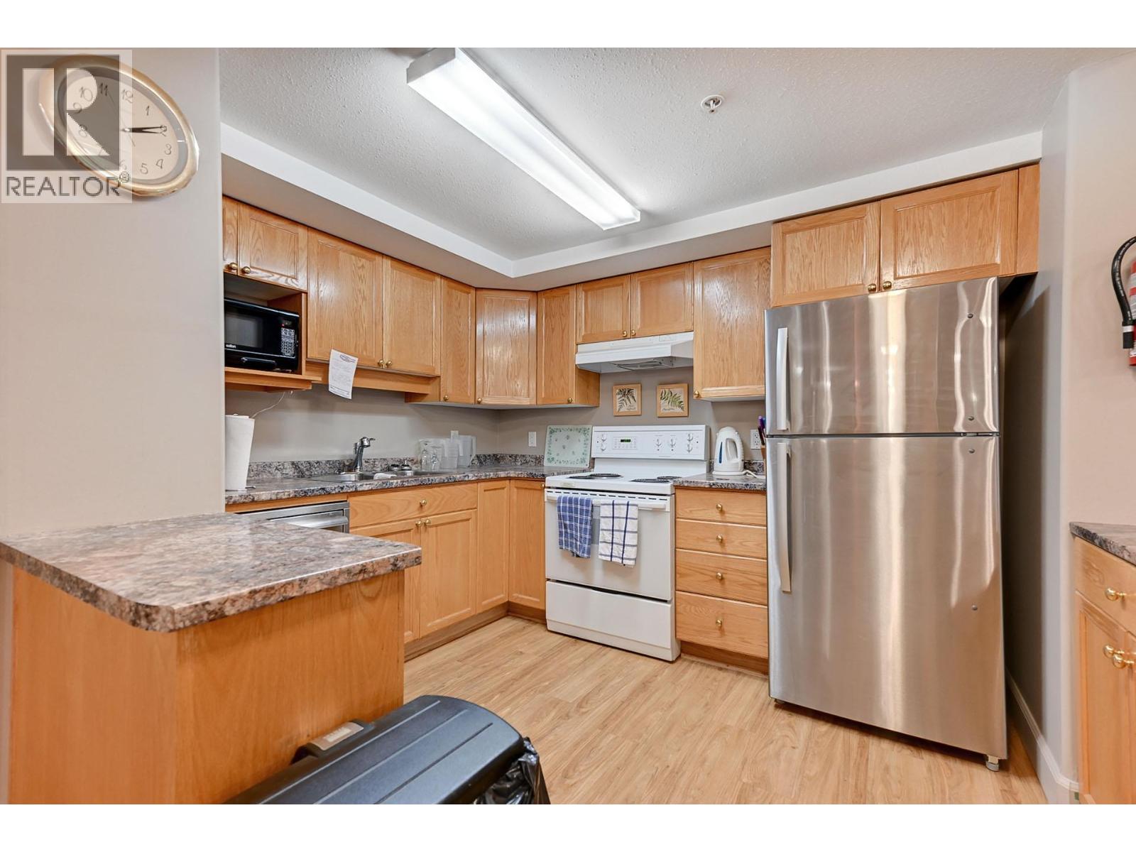 #201 860 Nicolani Drive - 38